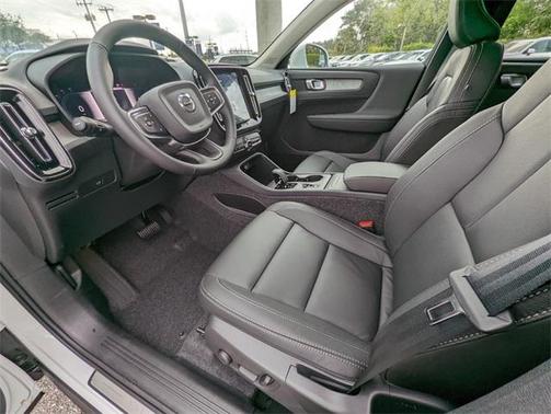 2025 Volvo XC40 B5 Core Bright Theme