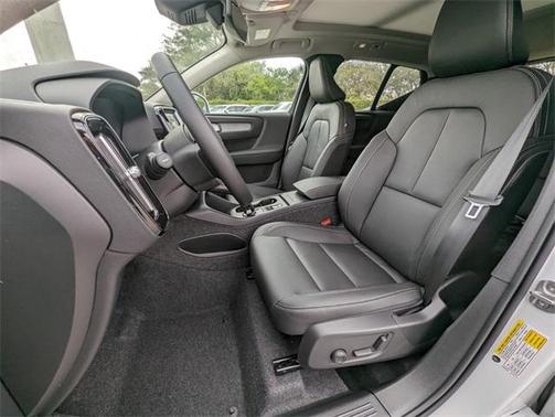2025 Volvo XC40 B5 Core Bright Theme