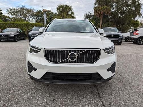 2025 Volvo XC40 B5 Core Bright Theme
