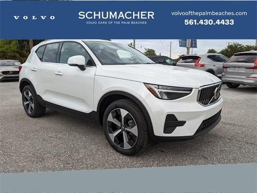 2025 Volvo XC40 B5 Core Bright Theme