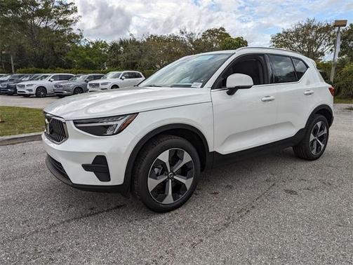 2025 Volvo XC40 B5 Core Bright Theme