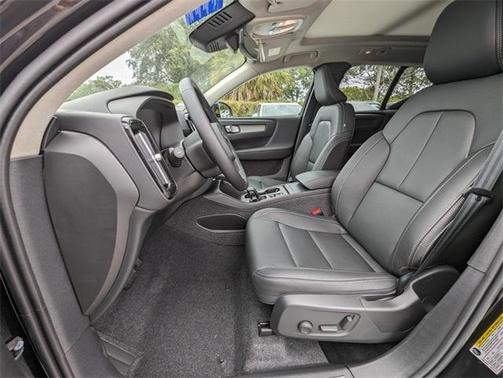 2025 Volvo XC40 B5 Core Bright Theme