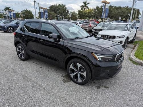2025 Volvo XC40 B5 Core Bright Theme