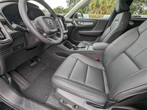 2025 Volvo XC40 B5 Core Bright Theme