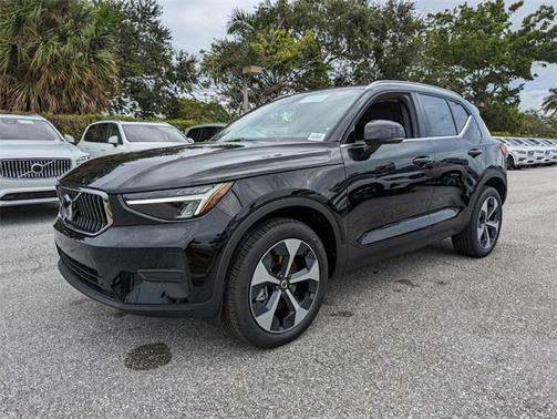 2025 Volvo XC40 B5 Core Bright Theme