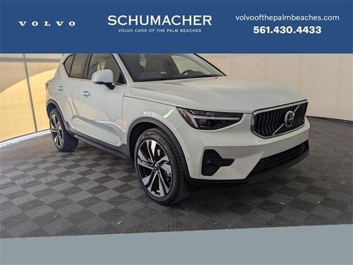 2025 Volvo XC40 B5 Core Bright Theme
