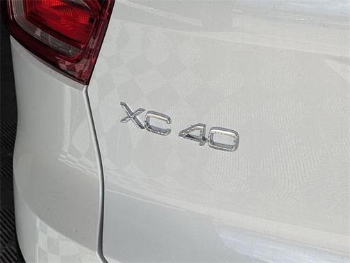 2025 Volvo XC40 B5 Core Bright Theme
