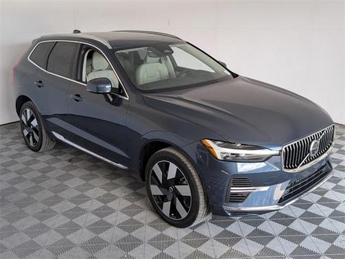 2023 Volvo XC60 Recharge Plug-In Hybrid T8 Plus Bright Theme