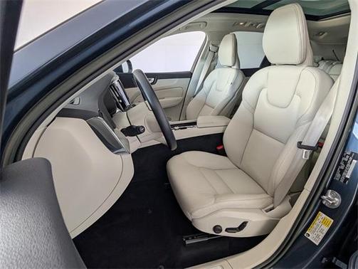 2023 Volvo XC60 Recharge Plug-In Hybrid T8 Plus Bright Theme