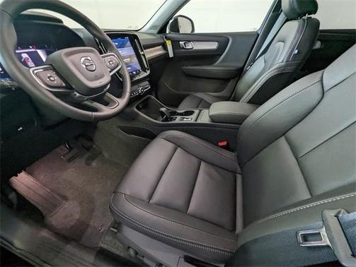 2025 Volvo XC40 B5 Core Bright Theme