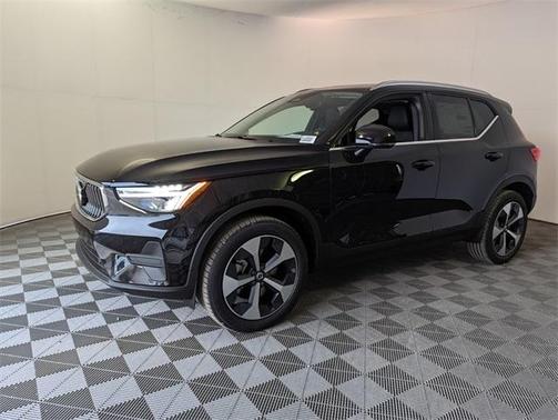 2025 Volvo XC40 B5 Core Bright Theme