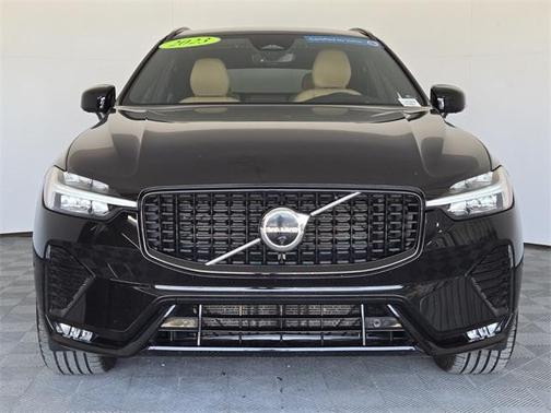 2023 Volvo XC60 B5 Ultimate Dark Theme