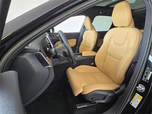 2023 Volvo XC60 B5 Ultimate Dark Theme