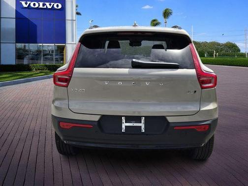 Sand Dune Metallic 2026 Volvo XC40 B5 Ultra