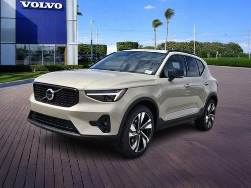 Sand Dune Metallic 2026 Volvo XC40 B5 Ultra