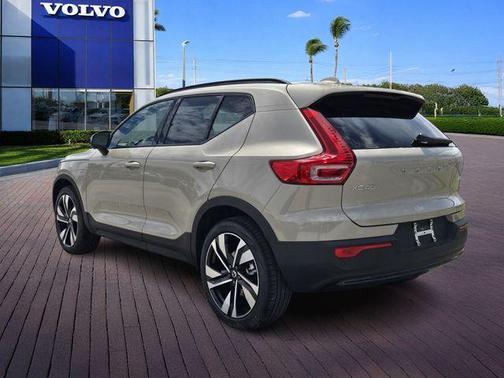 Sand Dune Metallic 2026 Volvo XC40 B5 Ultra