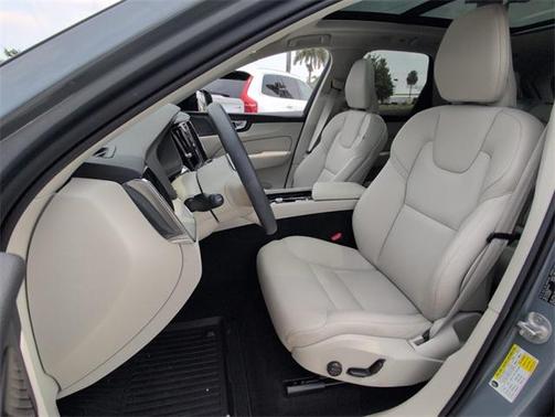 2024 Volvo XC60 B5 Plus Dark Theme