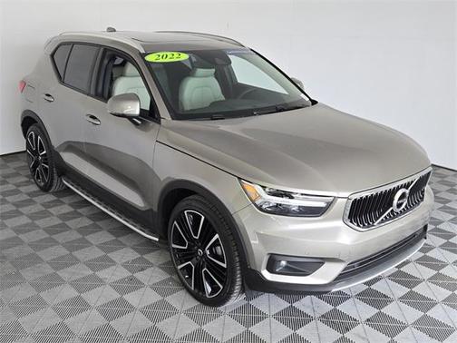 2022 Volvo XC40 T5 Momentum
