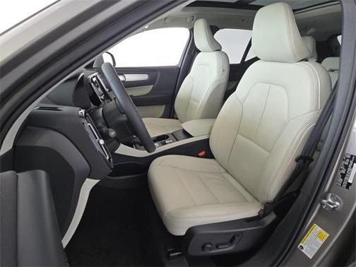 2022 Volvo XC40 T5 Momentum