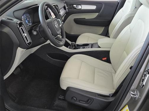 2022 Volvo XC40 T5 Momentum
