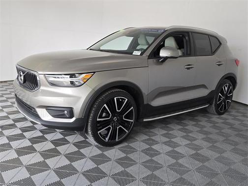 2022 Volvo XC40 T5 Momentum