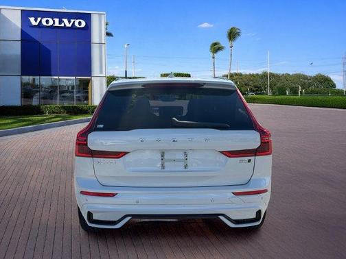 Crystal White 2027 Volvo XC60 B5 Core