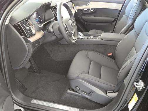 2025 Volvo XC90 B5 Core