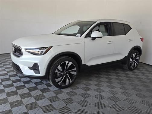 2025 Volvo XC40 B5 Ultra Bright Theme