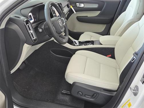 2025 Volvo XC40 B5 Ultra Bright Theme