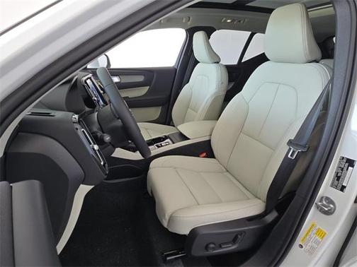 2025 Volvo XC40 B5 Ultra Bright Theme