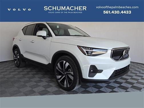 2025 Volvo XC40 B5 Ultra Bright Theme