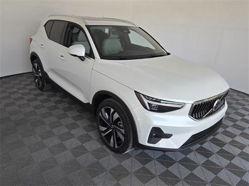 2025 Volvo XC40 B5 Ultra Bright Theme