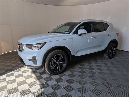 2025 Volvo XC40 B5 Core Bright Theme