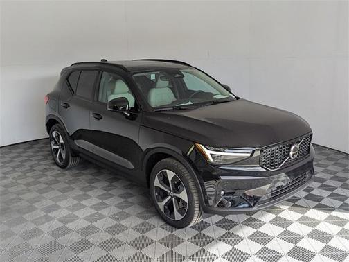2025 Volvo XC40 B5 Plus Bright Theme