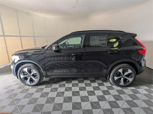 2025 Volvo XC40 B5 Plus Bright Theme