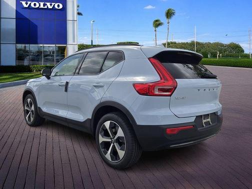 2026 Volvo XC40 B5 Plus