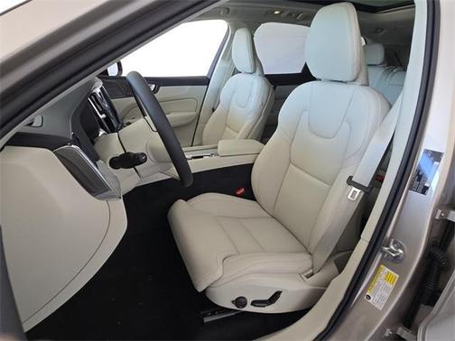 2025 Volvo XC60 B5 Ultra