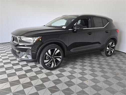 2025 Volvo XC40 B5 Core Bright Theme