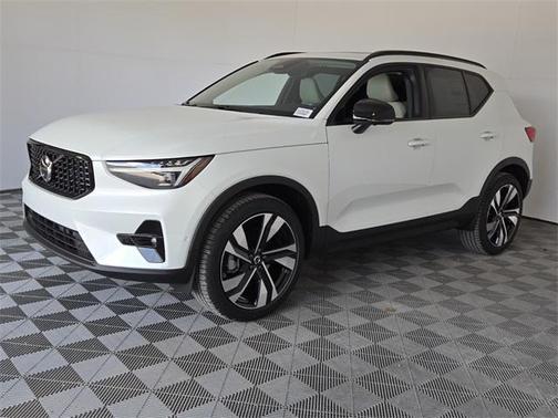 2025 Volvo XC40 B5 Plus Dark Theme