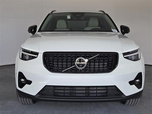 2025 Volvo XC40 B5 Plus Dark Theme