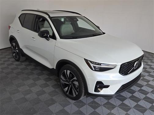 2025 Volvo XC40 B5 Plus Dark Theme