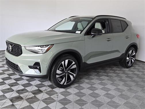 2025 Volvo XC40 B5 Plus Dark Theme
