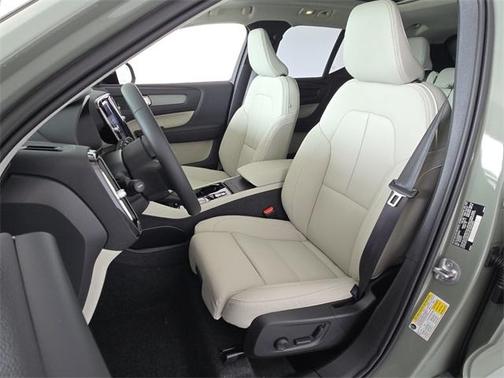 2025 Volvo XC40 B5 Plus Dark Theme