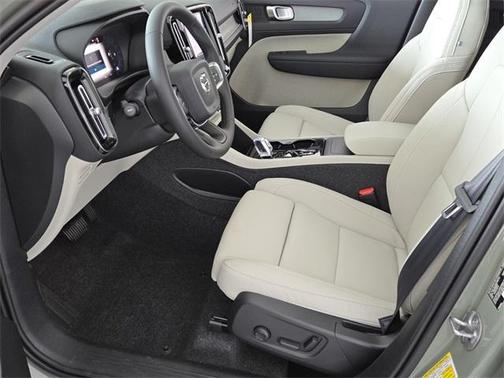 2025 Volvo XC40 B5 Plus Dark Theme