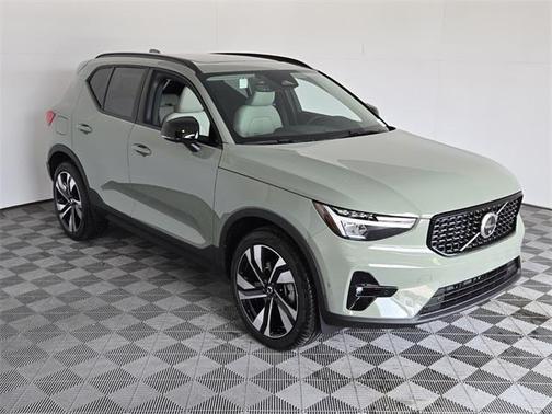 2025 Volvo XC40 B5 Plus Dark Theme