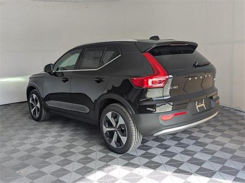 2025 Volvo XC40 B5 Core Bright Theme