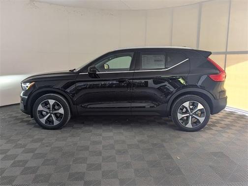 2025 Volvo XC40 B5 Core Bright Theme