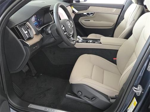 2025 Volvo XC90 Plug-In Hybrid T8 Plus 7-Seater