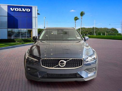 Denim Blue Metallic 2026 Volvo V60 Cross Country B5 Plus