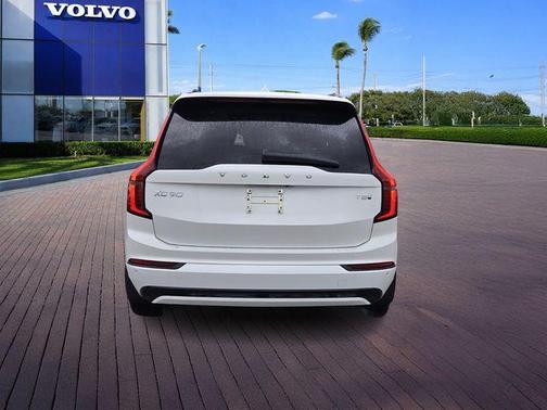 2026 Volvo XC90 Plug-In Hybrid T8 Ultra Dark Theme 7-Seater